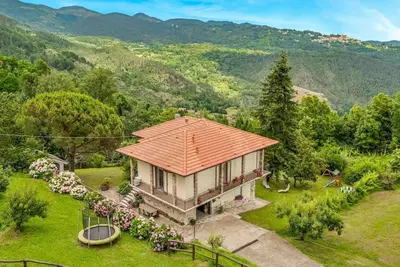 Image de La Maison Ro est une splendide villa située dans le pittoresque Val di Vara et Alta Via dei Monti, à 35 minutes de La Spezia et des Cinque Terre. Immergé dans la nature et entouré d'un jardin luxuriant. Idéale pour des vacances reposantes, la maiso