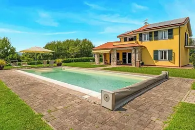 Image de Immersed in the greenery and surrounded by the tranquility of Ligurian nature, Villa Effe offers maximum comfort and serenity for the whole family or groups of friends. The villa has a large garden where you can relax. For the little ones, there is an equ