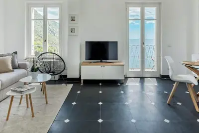 Image de Le balcon avec vue sur la mer, le parking privé, l'attention aux détails et le raffinement du décor, sont les caractéristiques parfaites pour vos vacances. Sea Breeze Flat est l'appartement qui manquait aux Cinque Terre, une nouveauté construite pour