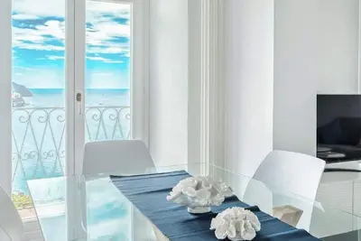 Image de Salty sky flat est l'appartement parfait pour se réveiller le matin de bonne humeur grâce à la belle vue sur la mer de laquelle vous pouvez profiter depuis les fenêtres et le balcon privés. Le nouveau mobilier et le parking privé rendent vos vacanc