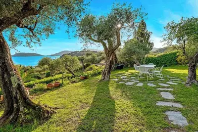 Image de « La Tuile » à Lerici, un joyau caché qui promet une expérience inoubliable avec des vues sur la mer à couper le souffle. Ce penthouse exclusif, situé dans une position privilégiée, vous invite à vivre des moments de pure détente et de tranqui