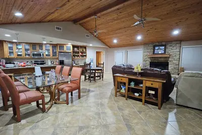 Image de 3-bedroom lakefront  house in Kingston with water view for relaxing stays