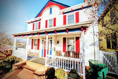 Image de Hot Tub! Arcade! Walk to Everything! Historic home perched atop Main Street!