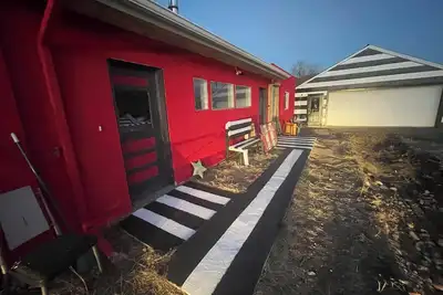 Image de Circus inspired lodging studio supporting community, creativity, and connection.