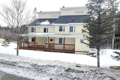 Image de Riverfront Townhouse In West Dover, Vt with Ev Charging 2 miles from Mount Snow