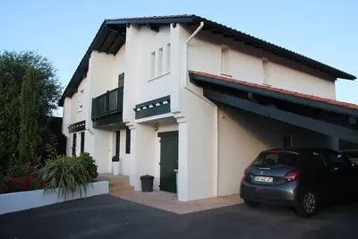 Image de Magnifique Maison Basque contemporaine avec pisicine dans un écrin de verdure