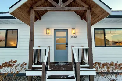 Image de Modern farmhouse with soft water and fireplace in Brookings