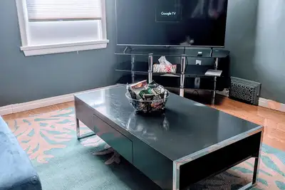 Image de 2 bedroom Monthly rental 5 mins to downtown with free parking