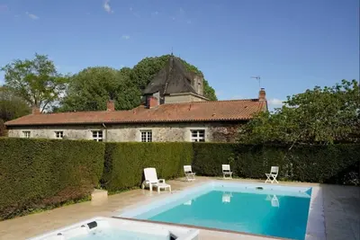 Image de 17th Century French Manor House (with Pool & Spa)
