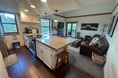 Image de Alpenrose at Mountainside Condo - Pool, Hot Tubs, & Outdoor Adventure!