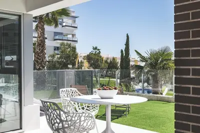 Image de Tranquil 2-bedroom corner-apartment with large garden and sun all day