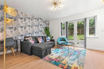 Image de Spacious 3-Bed Home | Parking | Garden | Sleeps 7