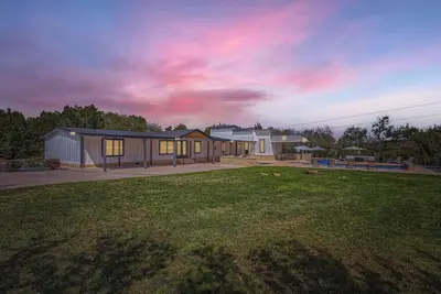 Image de The Palm Hideaway Oasis with Pool + Hot Tub + Fire pit & Outdoor kitchen!