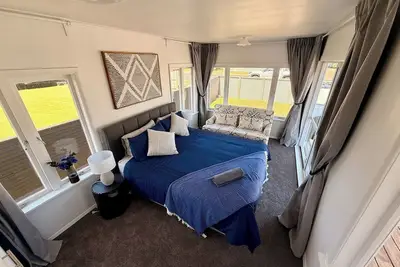 Image de Mango Point – Renovated Family Bach, Big Yard & Boat Parking a minute from Lake