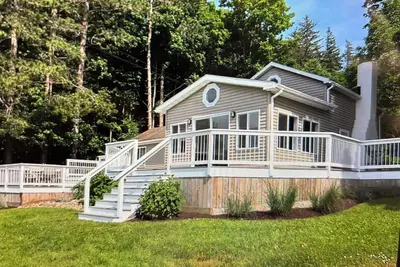 Image de Beautiful year-round cottage on Lake Moraine, perfect for relaxing stays.