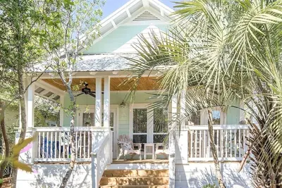 Image de Daddio’s Cottage. Prime location. Eastern end of 30a. Walk to Alys & Rosemary
