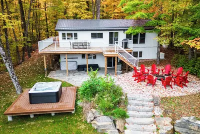 Image de 4-Bedroom Luxury Lakefront Lodge | Hot Tub, Kayaks & Fire Pit