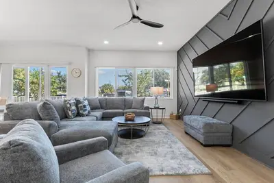 Image de New! Columbus Cabana | Modern & Spacious Home In Heart of Tampa w/ 95` Smart Tv