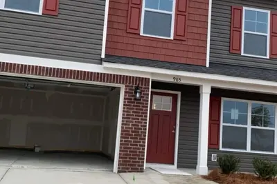 Image de Clean, simple, safe home in the prominent city of Lexington, Sc