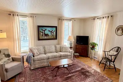 Image de Log House: Historic Charm, Modern Comfort on 72 Acres+ Water