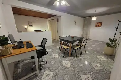 Image de Two-bedroom apartment on 3rd floor by stairs