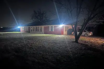 Image de 3-bedroom farmhouse in wonderful Venus with cozy charm, outside city limit! !