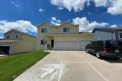 Image de Spacious 4-bedroom house in  Sw Omaha. Hot Tub on patio. Massage Chair in LvRm.