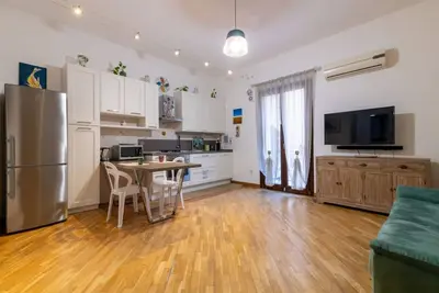 Image de GuestHost - Cozy and comfortable 56 square meters apartment, perfect for four people, located on the first floor of a renovated period building with an elevator (Not accessible to disabled guests). The property is located just steps from Palermo's histori