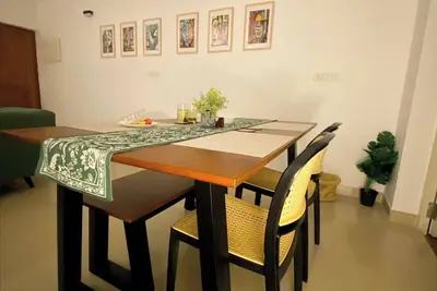 Image de Enjoy breathtaking views and sea breeze from the topmost floor of this apartment