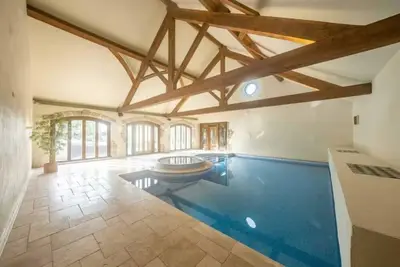 Image de Beautiful 8 Bedroom Farmhouse, Indoor Pool & Separate Entertainment Room.