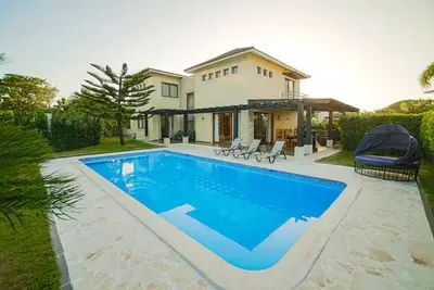 Image de 3 bedroom Villa steps from the beach and Ocean Village casa club