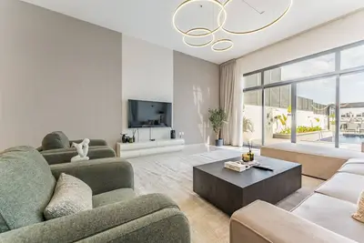 Image de Bright Villa with Breathtaking Sea Views, Assistant Room, and Private Pool - Al Dana Island, Fujairah by Deluxe Holiday Homes