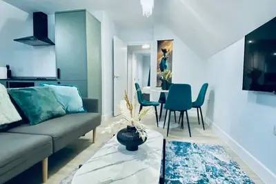 Image de 6-Bed Coastal Flat, Walk to Castle & Parking