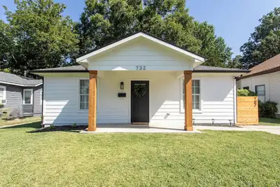 The Ada House - Designer Gem in Central Ada