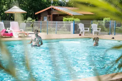 Image de Mobil-home « Vallons 56 » avec piscine partagée, terrasse
