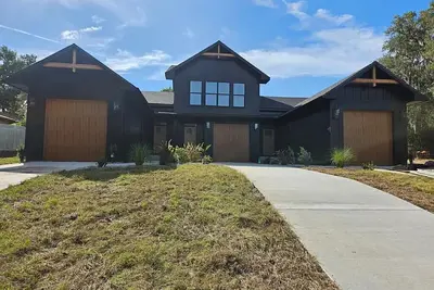 Image de Modern Snow Bird Comfort in Downtown Inverness. Walk to Trails, Parks & Dining