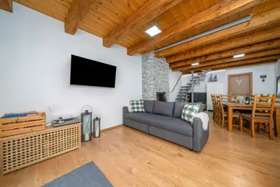 Image de GuestHost - A large and charming renovated chalet with a private entrance, measuring 145 square meters, perfect for 10 people. The property, located in a quiet and private location, is surrounded by woods yet only 800 meters from the ski slopes and bike p
