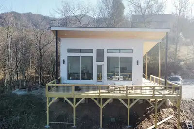 Image de Hidden Falls-Cozy 2-Bedroom/2-Bathroom Modern Spacious cabin in Andrews, Nc