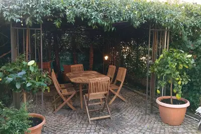 Image de Traditional Independent Two-Level Home with Garden, Steps from the Lake