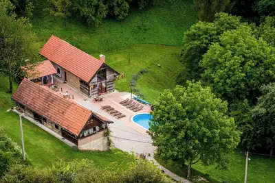 Image de Secluded estate with wellness, outdoor pool, and space for relaxation and gatherings