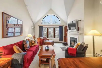 Image de Cozy Okemo Ski-In/Out Family Loft | Sleeps 10