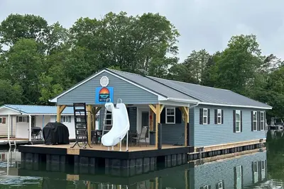 Image de Norris Lake Floating Home in picturesque Powell Valley Resort. 4br 2ba sleeps 11