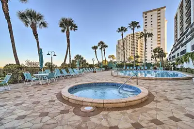 Oceanfront Clearwater Suite w/ Pools/Jacuzzi