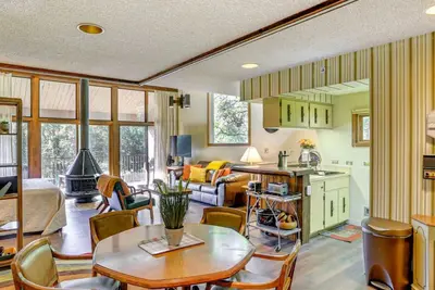 Image de Retro Cozy Condo with Golf Course View