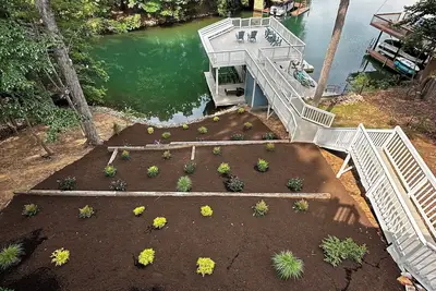 Image de Modern Lake home with fully stocked kitchen essentials