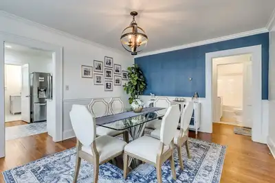 Image de Steps to Cherry Street-Shopping and Dining-Historic Home-Firepit