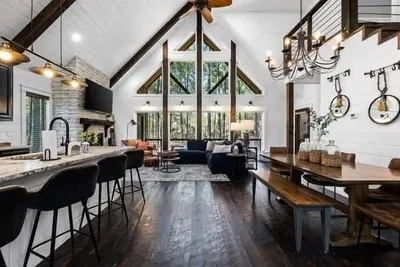 Image de Luxury-Hot Tub-Pool-Table-Ev Charger-Starlink