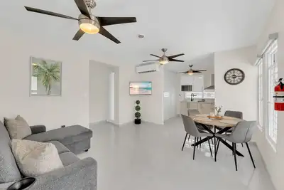 Image de Cozy Retreat with Private Balcony, 2 Br | Sleeps 6 (2b Hr)