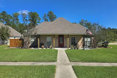 Image de Great home, large backyard, fire pit, kayaks and close to everything.