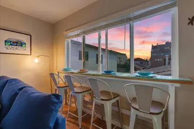 Image de Roswitha's Beach Getaway Cottage & Walk to Sand & Bay